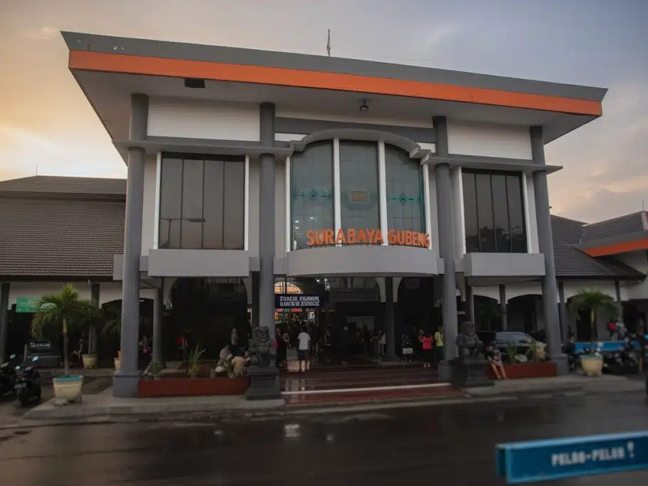 Stasiun Gubeng Surabaya: Rute Kereta, Jadwal Operasional dan Fasilitas Terkini